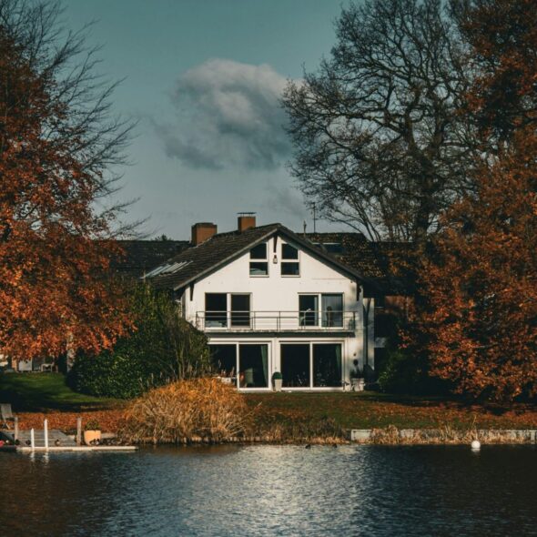 cleaning-services-in-wayzata-lakefront-home-exterior Lakefront home exterior in Wayzata, MN served by Cara's Cleaning