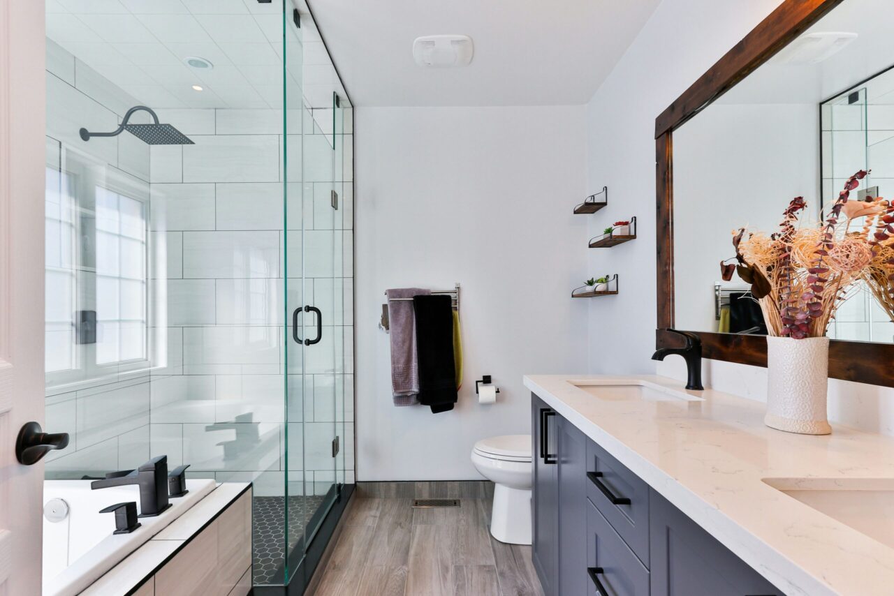 cleaning-services-in-wayzata-luxury-bathroom Clean luxury bathroom after a house cleaning in Wayzata, MN